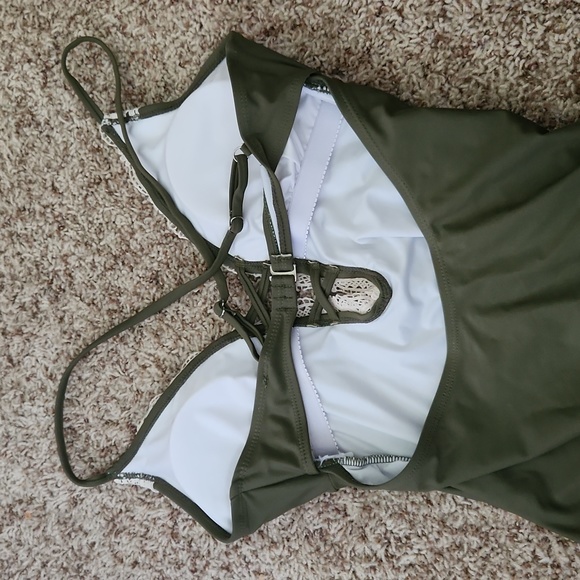 Cupshe Deep V swimsuit - Picture 4 of 4